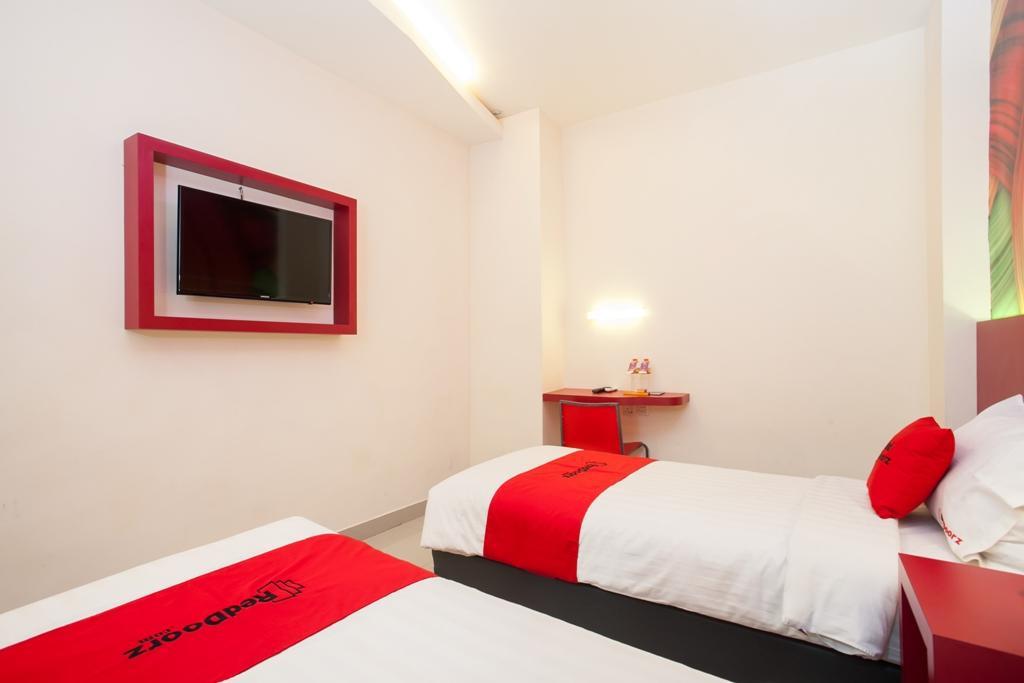 Reddoorz Near Hawaii Water Park Hotell Malang Exteriör bild